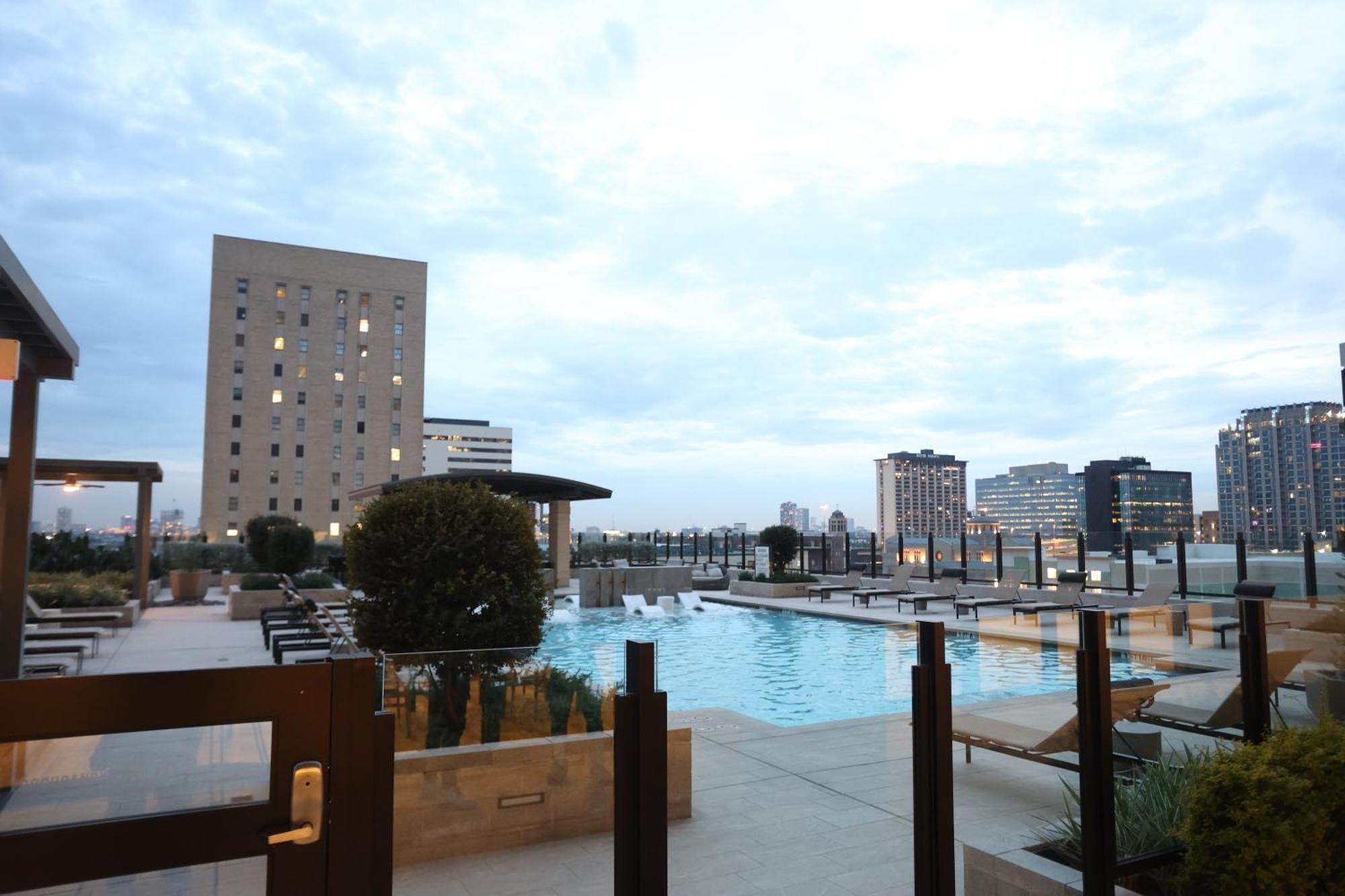 Houston'S Downtown Oasis Aparthotel Bagian luar foto